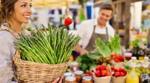 Asperges et fraises au marché local : les consommateurs sont aux anges grâce aux productions